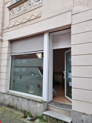 Außenansicht mit Schaufenster